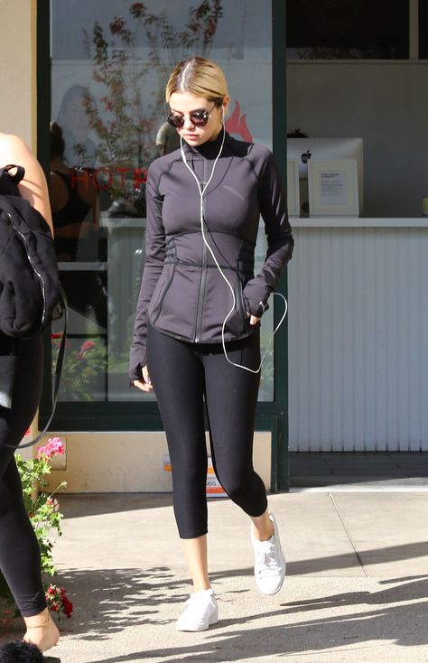 December 19: Selena leaving Hot Pilates in West Hollywood, California Selena Gomez Blonde Hair, Selena Gomez Body, Selena Gomez Street Style, Selena Gomez Outfits, Selena Gomez Style, Selena G, Workout Outfits, Sporty Outfits, Outfits Casuales