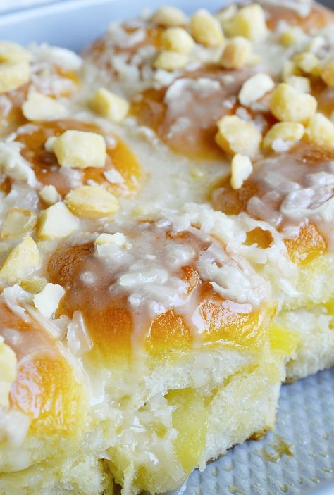 Hawaiian Dessert Recipes, Sweet Hawaiian Rolls, Hawaiian Desserts, Pineapple Glaze, Tropical Desserts, Pineapple And Coconut, Fest Mad, Hawaiian Sweet Rolls, Pineapple Recipes