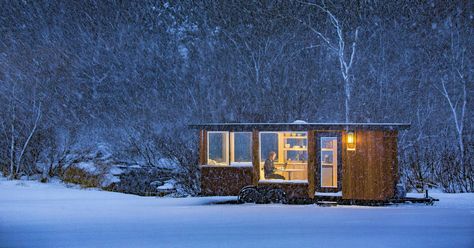 All of the windows in this Tiny make it feel much larger than it is, and connects the inside with the gorgeous view.  #tinyhouse #tinyhome Design Casa Piccola, Mini Chalet, Portable Cabins, Tiny House Village, Mobile Photo, Tiny Cabin, Tiny House Movement, Winter Home, Tiny House Cabin