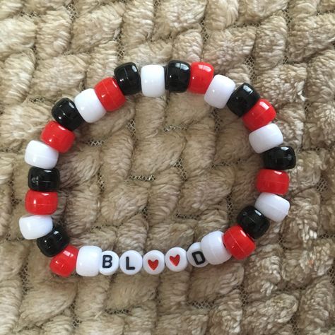 Grunge Bracelet Ideas, Kandi Bracelets Scene, Bead Bracelet Words Ideas Bad, Mcr Kandi, Scene Bracelets, Kandi Jewelry, Kandi Singles, Pulseras Kandi, Emo Jewelry