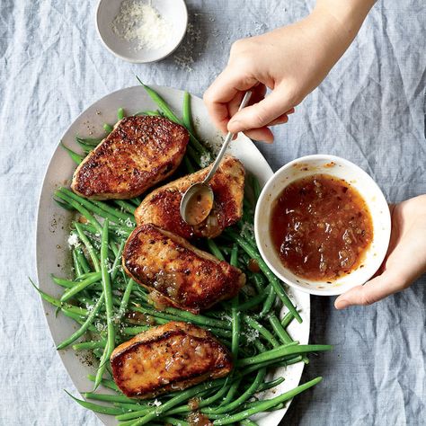 Pork Chops with Fig Sauce and Parmesan Green Beans Parmesan Green Bean Recipes, Fig Sauce, Cheese Pork Chops, Pan Seared Pork Chops, Parmesan Green Beans, Juicy Pork Chops, Easy Autumn Recipes, Diner Recept, Simple Dinner