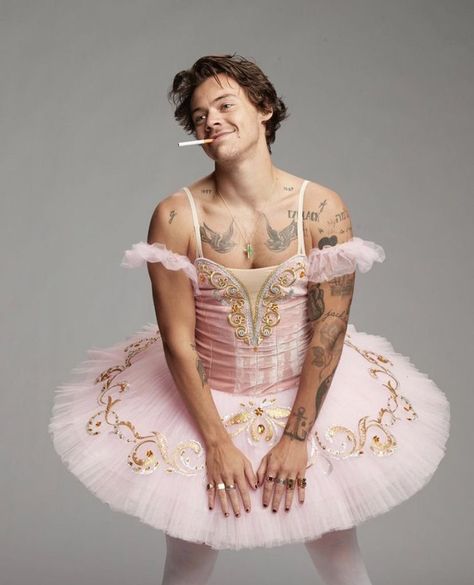 Snl Harry Styles, Harry Styles Dress, Harry Styles Snl, Harry Styles Update, Styles Dress, Harry 1d, Estilo Taylor Swift, Harry Styles Cute, Harry Styles Wallpaper