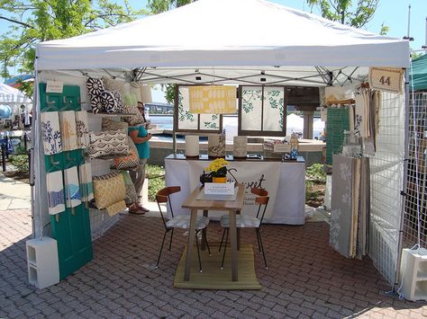 Booth Display - I kind of like the little table in the middle.  (It depends on the crowds though.) Booth Display Ideas, Art Festival Booth, Market Tent, Art Fair Booth, Vendor Booth Display, Craft Show Booths, Craft Show Booth, Craft Booth Display, Vendor Displays