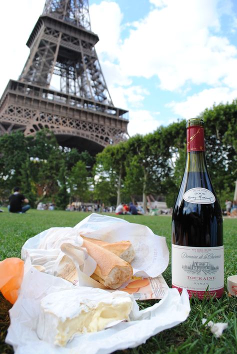 Wine, Cheese and Baguette Picnic in Paris.  I love having a picnic in Paris - one of our favorite things to do. Baguette Picnic, Study Abroad France, French Picnic, Torre Eiffel Paris, I Love Paris, Bohol, Louvre Paris, Wine Cheese, The Eiffel Tower