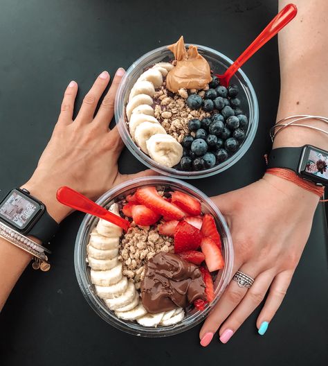 açaí bowls / best friends / apple watch / nails / fruit / good eats God Mat, Healthy Foodie, Vegetarian Recipes Healthy, Smoothie Bowl, Healthy Desserts, Aesthetic Food, Good Eats, Granola, Health Food