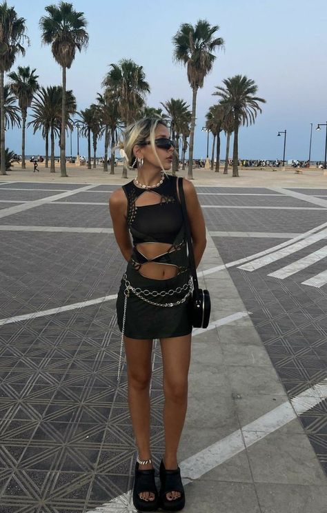 Street Style Music Festival Outfit, Minimalist Rave Outfit, Ibiza Rocks Outfit, Lowkey Festival Outfits, Rave Fits Casual, Festival Fits 2023, Festival Inspo Outfits 2023, Elrow Festival Outfit, Coachella Poses