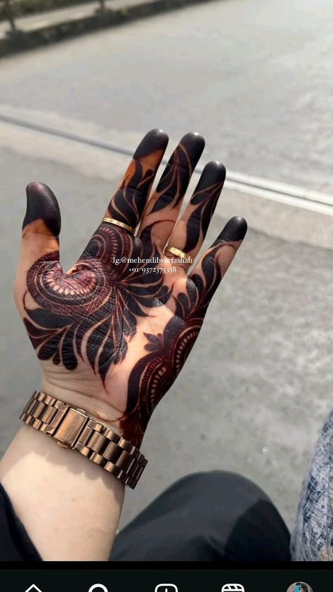 Bold Rose Mehndi Designs, Doha Mehndi Design, Bold Mehendi Designs, Minimal Mehandi, Fingers Mehendi, Mehandi Designs Latest, 3d Mehndi, Latest Finger Mehndi Designs, Arabian Mehndi Design