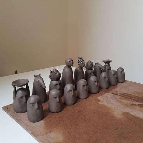 Handmade Ceramic Chess Set, Pottery Chess Pieces, Chess Ceramic Handmade, Cool Chess Pieces, Clay Chess Set Diy, Clay Chess Pieces Diy, Handmade Chess Board, Chess Set Design, Cute Chess Set