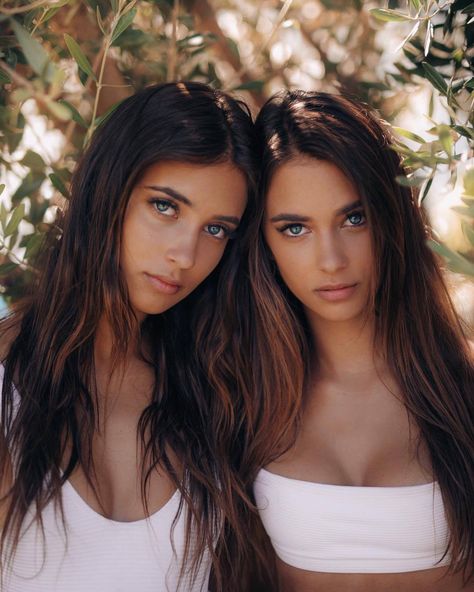 Herbert Twins, Renee Herbert, Twin Models, Beauty Lover, Girl Next Door, Girl Face, Beautiful Eyes, Pretty Face, Influencer