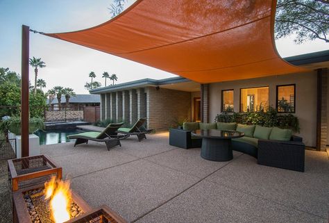 16 Exceptional Mid Century Modern Patio Designs For Your Outdoor Spaces Mid Century Modern Backyard, Pool Patio Designs, Mid Century Modern Patio, Mid Century Modern Outdoor, Modern Patio Design, Concrete Patios, Backyard Fireplace, Pergola Design, Modern Outdoor Lighting