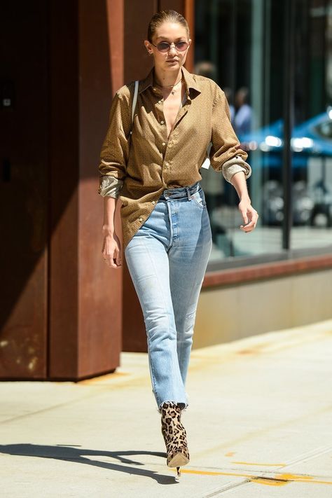 Gigi loves to do the half-tuck with her shirt, which makes the outfit feel casual and cool. Half Tucked Shirt, Gigi Hadid Street Style, Clothes Hacks, Gigi Hadid Outfits, Easy Outfits, Gigi Hadid Style, Shiny Pants, Stylish Summer Outfits, Hadid Style