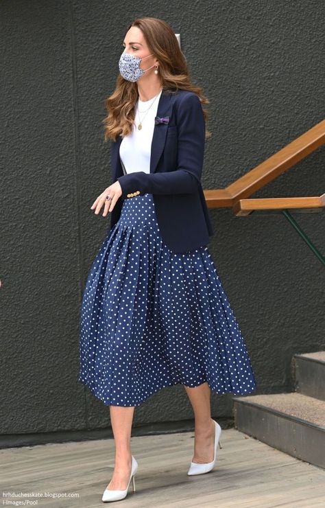 Kate Middleton Rainy Day Outfit, Kate Middleton Street Style, Moda Kate Middleton, Kate Middleton Style Outfits, Looks Kate Middleton, Duchesse Catherine, Kate Middleton Outfits, Princess Kate Middleton, Navy Blue Skirt