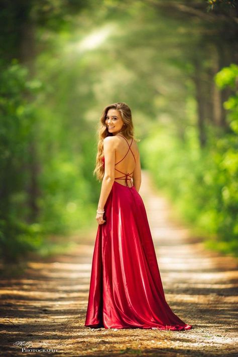 Prom Dress Portraits, Female Outdoor Photoshoot Ideas, Model Poses For Gowns, Prom Shoot Ideas, Outdoor Prom Pictures, Long Dress Poses Instagram, Gown Photoshoot Ideas, Matric Dance Photoshoot Ideas, Prom Picture Poses Single