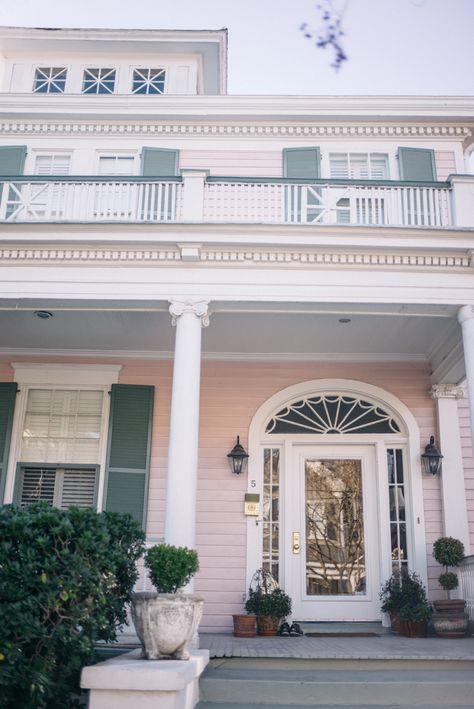 Charleston In January - Julia Berolzheimer Pink House Exterior, Estilo Charleston, Lanvin Bag, Pink Bow Dress, Southern Architecture, Valentino Pink, Antebellum Homes, J Crew Jacket, Julia Berolzheimer