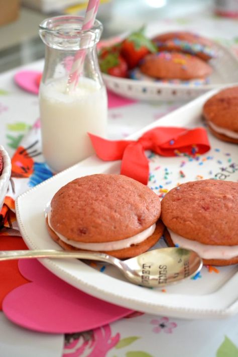 Strawberry Whoopie Pies, Baking Friends, Whoopee Pie, Strawberry Marshmallow, Whoopie Pie Recipe, Marshmallow Buttercream, Pecan Praline, Oatmeal Cake, Whoopie Pie