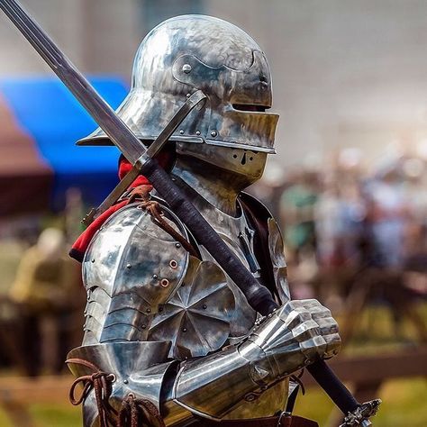 Brave German knight. Rebuild armor from the XIV century. Pretty Armor, German Knight, Knight Armour, Knight Tattoo, Medieval Helmets, Medieval Armour, Royal History, Medieval Knights, Knights Helmet