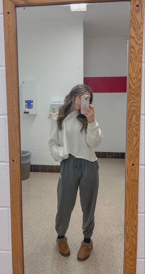 Sweats And Zip Up Outfit, Sweats And Crewneck Outfit, Yoga Sweatpants Outfit, Lazy School Fits Sweatpants, Scrunched Sweatpants Outfit, Comfy Sweatshirts Outfits, Sweatpants And Crewneck Outfit, Cute Grey Sweatpants Outfit Winter, Simple Outfits With Sweatpants