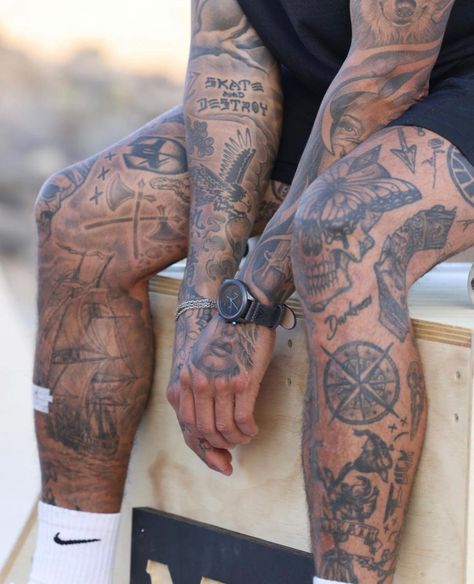 Tattoo Sleeve Portrait, Knee Tattoo Men Ideas, Lion Knee Tattoo, Men’s Knee Tattoo, Jah Tattoo, Mens Knee Tattoo, Knee Tattoo Men, Tattooed Men, Pirate Tattoo