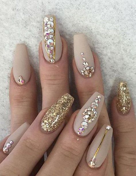 I extremely like a golden color and I think it can elevate each combination, and even do the simplest glamorous. Ongles Beiges, Colorful Nails, Ballerina Nails, Nagel Inspo, Nail Art Rhinestones, Prom Nails, Nails Coffin, Fabulous Nails, Glitter Nail Art