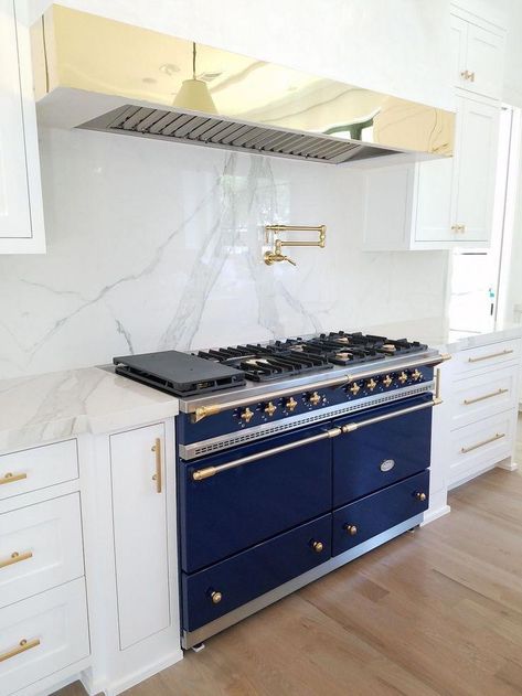 French Ranges: Lacanche range in French blue in the kitchen | French range ideas, French range costs, and more! #topkitchendesigns French Range, Lacanche Range, Kitchen Ranges, Top Kitchen Designs, Blue Range, White Kitchen Appliances, Stove Top Oven, Bath Trends, Makeover Kitchen