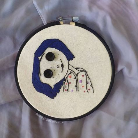 Coraline Crochet Ideas, Coraline Cross Stitch, Coraline Gift Ideas, Coraline Painting Ideas, Coraline Embroidery, Coraline Crafts, Cute Embroidery Ideas, Coraline Diy, Stitches Art