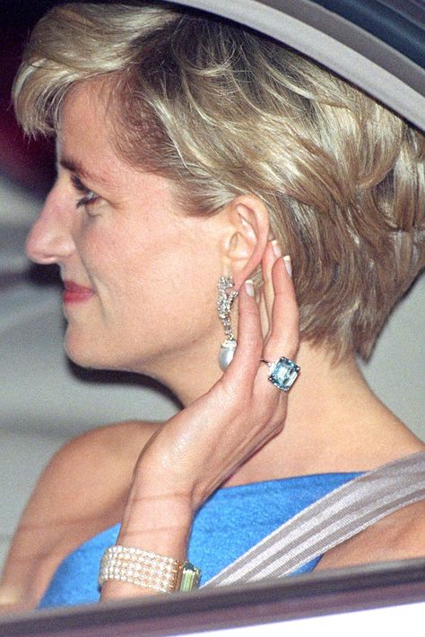 Diana Jewellery, Princess Diana Jewelry, Lovers Knot Tiara, Princess Diana Ring, Diana Ring, Pave Wedding Rings, Sapphire And Diamond Earrings, Princes Diana, Hair Jewels