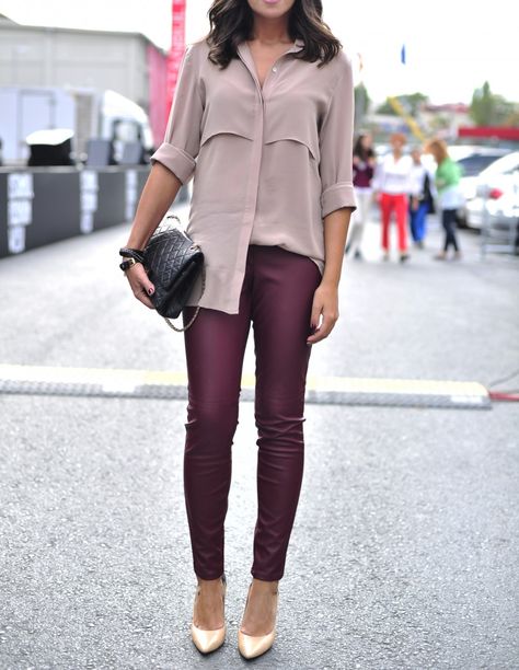 burgundy leather pants Burgundy Leather Pants Outfit, Burgundy Leggings Outfit, Outfit Pantalon Vino, Burgundy Leather Pants, Burgundy Pants Outfit, Burgundy Outfits, Wine Pants, Burgundy Trousers, Legging Cuir