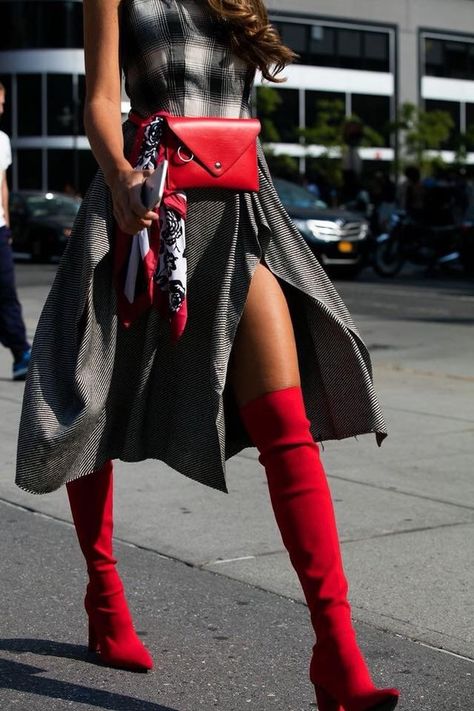 Estilo Kardashian, Nyfw Street Style, Elegante Casual, Red Boots, Women Street, New Fashion Trends, Fashion Week Street Style, Look Casual, Street Chic