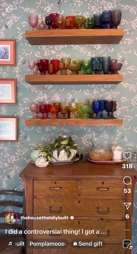 Colored Glassware Display, Bar Glasses Display, Wine Glass Display Ideas, Glass Display Ideas, Wine Glass Display, Glassware Display, Glasses Display, Kitchen Glass, Bar Glasses