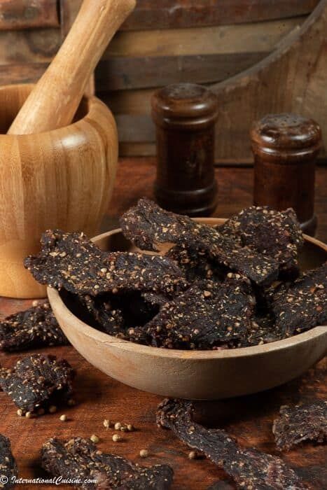 Biltong is a ubiqutious snack in South Africa. Yes, you can make it at home. #biltong #southafricanfood #southafrica Guilt Free Snacks, South African Recipes, Giveaway Time, Cured Meats, Beef Jerky, African Food, Yummy Snacks, South African, Healthy Snacks