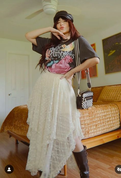 Band Tee Outfits Summer, Edgy Boho Outfits, Boho Outfits Bohemian, Band Tee Outfits, Long Lace Skirt, Long White Skirt, 70s Inspired Outfits, Tee Outfits, White Skirt Outfits