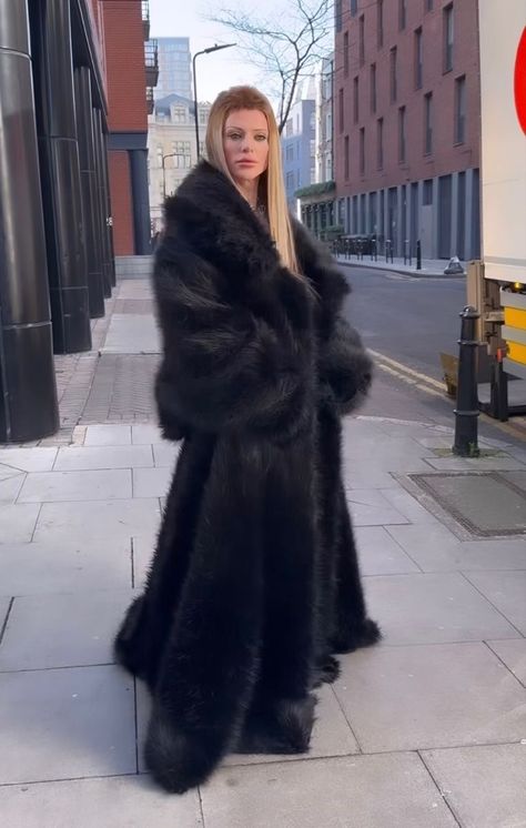 Big Fur Coat, Fur Jacket Outfit, Fur Outfit, Fur Coat Outfit, Black Fur Coat, Long Coat Women, Fur Coats Women, Coat Outfits, Fur Fashion