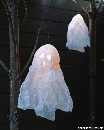 Ghost Balloons: Papier-maché white tissue over balloons to make these spooky ghost balloons.  Source: Martha Stewart Spooky Outdoor Halloween Decor, Cheesecloth Ghost, Floating Ghosts, Ghost Crafts, Halloween Ghost Decorations, Halloween Fest, Diy Halloween Decor, Halloween Crafts Decorations, Ghost Decoration