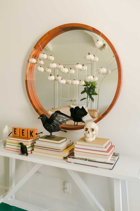 Halloween Mirror, Modern Halloween Decor, Halloween City, Minimalist Halloween, Get Ready For Halloween, Halloween Decor Diy, Modern Halloween, Chic Halloween, Adornos Halloween