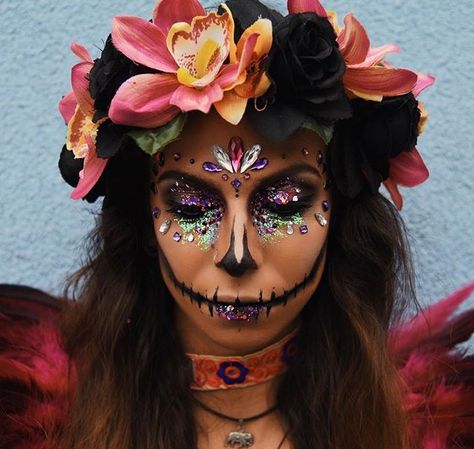 Day of the dead glitter makeup Catrina Makeup, Fairy Make-up, Skull Makeup Tutorial, Glitter Halloween, Dead Makeup, Rhinestone Skull, Candy Skull, Halloween Makeup Ideas, Effects Makeup