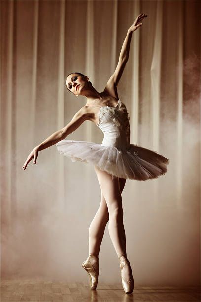 Danseur de la danse classique Tari Balet, Ballerina Photography, Ballerina Poses, Ballet Dance Photography, Dance Picture Poses, Dancer Photography, Ballet Pictures, Dance Photography Poses, Ballet Poses