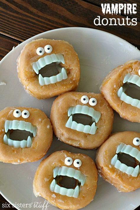 Vampire Donuts - a fun treat idea for a Vampirina Party! Pudding Cup Recipes, Chocolate Chex, Halloween Donuts, Halloween Breakfast, Dulces Halloween, Halloween Foods, Clever Halloween, Diy Donuts, Halloween Snack