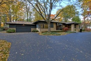 Blonde Brick House, Blonde Brick, Modern House Colors, House Renovation Design, Home Remodeling Exterior, House Brick, Modern Paint Colors, Mid Century Modern Exterior, Mid Century Exterior