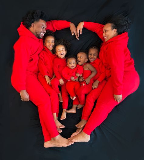 Christmas Family Photoshoot, Family Valentines Day, Family Photoshoot Outfits, Black Family, Family Holiday Photos, Black Knowledge, Christmas Family Photos, Holiday Pictures, Family Fashion