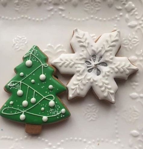 Christmas Cookies Trees Decorated, Royal Icing Christmas Tree, Decorated Christmas Tree Cookies, Royal Icing Christmas Cookies, Decorated Christmas Cookies, Christmas Cutout Cookies, Christmas Sugar Cookies Decorated, Royal Iced Cookies, Christmas Cutouts