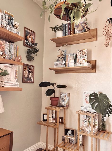 Bamboo Wall Shelf, Bamboo Shelf Decor, Mini Shelf Decor Ideas, Manga Display Shelf, Manga Display, Bamboo Shelving, Manga Shelves, Manga Room, Anime Shelf