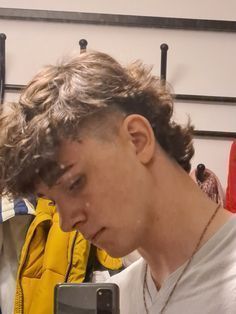 Taper Fade Long Hair, New Hair Cut Style, Modern Mullet Haircut, Mens Haircuts Wavy Hair, Mens Haircuts Short Hair, Dyed Hair Men, Men Haircut Curly Hair, Mullet Haircut, Mens Hairstyles Thick Hair