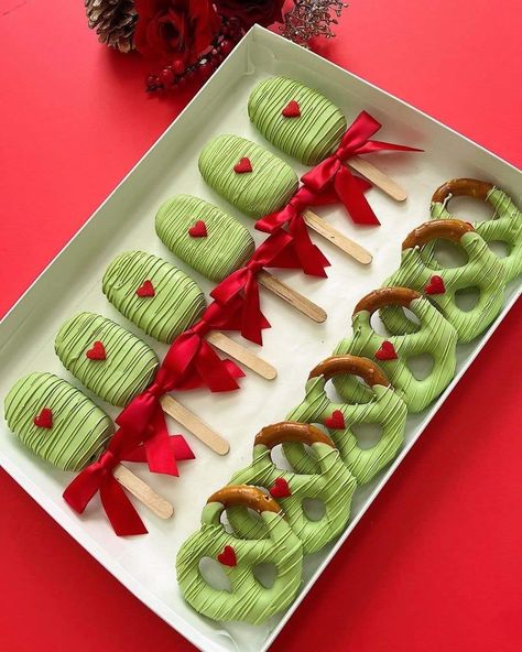 A Grinch Christmas, Christmas Themed Desserts, Grinch Cake, Christmas Strawberry, Christmas Dip, Christmas Sweet Treats, Xmas Desserts, Cake Pop Decorating, Xmas Treats