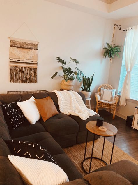 Black, white and cognac throw pillows on dark grey couch with plants and a tapestry on the wall Western Living Room Ideas, Bohemian Style Living Room, Bohemian Style Living, Western Living Room, Western Bedroom Decor, Western Bedroom, Style Living Room, Boho Living, Boho Living Room