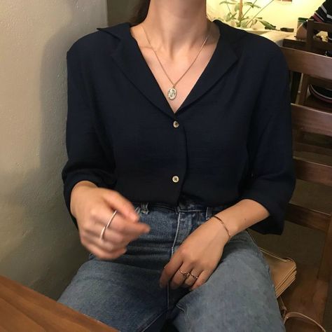 Black Shirt And Jeans Outfit, Black Shirt And Jeans, Fall Season Outfits, Shirt And Jeans Outfit, Season Outfits, Korean Fashion Ideas, Korean Fashion Outfits, Paris Mode, Korean Fashion Trends