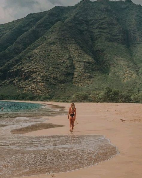 Wherever you go, no matter what the weather, always bring your own sunshine☀ Natural Beach Pictures, Honolulu Picture Ideas, Hawaii Maui Photography, Beach Travel Photography, Makua Beach Oahu, Oahu Beach Photoshoot, Best Beach Photos Ideas, Hawaii Aesthetic Oahu, Hawaii Photo Inspiration