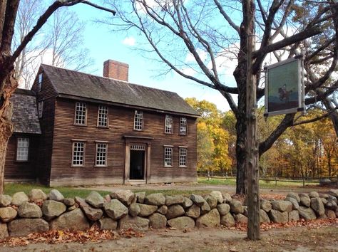 Hartwell Tavern Lexington And Concord, Primitive Houses, Salt Box House, Early American Homes, Colonial House Exteriors, Battle Field, Saltbox Houses, Colonial Homes, Primitive Homes