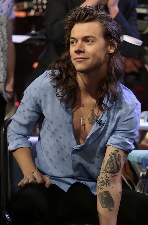 Four One Direction, Harry Styles Long Hair, Le Rosey, Harry Styles 2015, Harry Outfits, Prince Hair, Harry Styles Tattoos, One Direction Harry Styles, Harry Styles Cute