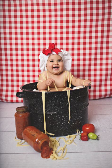 Sibling Photography Poses, Fall Baby Pictures, 6 Month Baby Picture Ideas, Baby Joey, Monthly Baby Pictures, Baby Milestone Photos, Baby Cooking, Pasta Spaghetti, Baby Friends