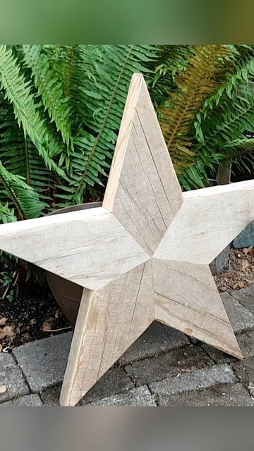 Wooden Stars Diy, Bandsaw Projects, Nativity Star, Wood Craft Patterns, Pallet Wall Art, Diy Front Porch, 4th July Crafts, Christmas Stars, Alternative Christmas Tree